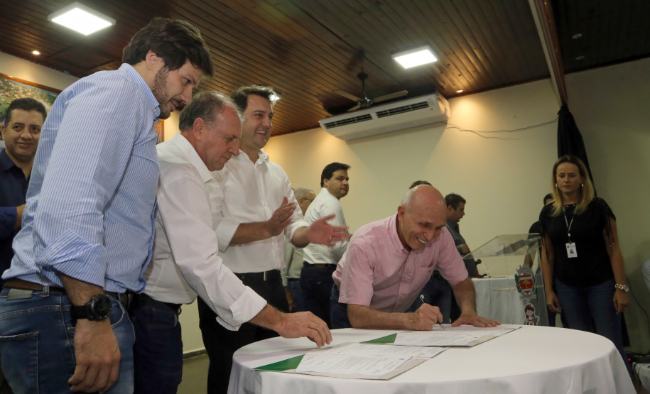 O governador Carlos Massa Ratinho Junior assinou nesta terça-feira (14), em Sertaneja, no Norte Pioneiro, autorizações de licitações e homologações para 15 municípios. Foram autorizados recapeamentos de ruas, aquisições de novos veículos, equipamentos rodoviários e mobiliário para prédios públicos. O secretário estadual do Desenvolvimento Urbano e de Obras Públicas, João Carlos Ortega, também assinou os documentos.Foto Gilson Abreu