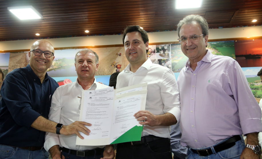 O governador Carlos Massa Ratinho Junior assinou nesta terça-feira (14), em Sertaneja, no Norte Pioneiro, autorizações de licitações e homologações para 15 municípios. Foram autorizados recapeamentos de ruas, aquisições de novos veículos, equipamentos rodoviários e mobiliário para prédios públicos. O secretário estadual do Desenvolvimento Urbano e de Obras Públicas, João Carlos Ortega, também assinou os documentos.Foto Gilson Abreu