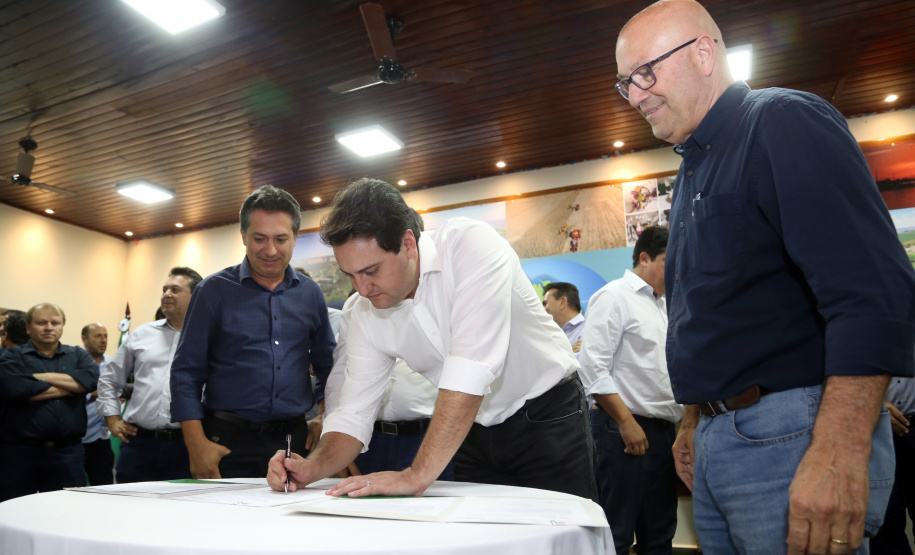 O governador Carlos Massa Ratinho Junior assinou nesta terça-feira (14), em Sertaneja, no Norte Pioneiro, autorizações de licitações e homologações para 15 municípios. Foram autorizados recapeamentos de ruas, aquisições de novos veículos, equipamentos rodoviários e mobiliário para prédios públicos. O secretário estadual do Desenvolvimento Urbano e de Obras Públicas, João Carlos Ortega, também assinou os documentos.Foto Gilson Abreu