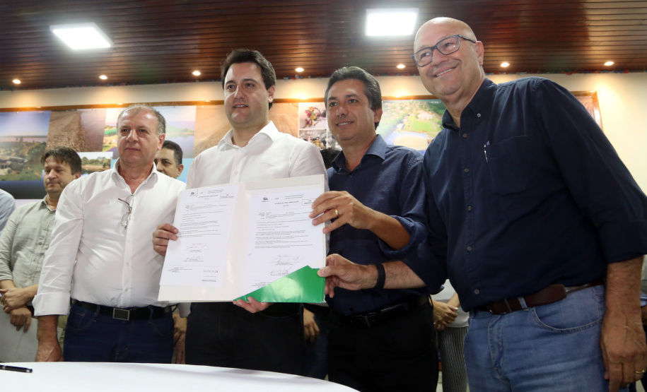 O governador Carlos Massa Ratinho Junior assinou nesta terça-feira (14), em Sertaneja, no Norte Pioneiro, autorizações de licitações e homologações para 15 municípios. Foram autorizados recapeamentos de ruas, aquisições de novos veículos, equipamentos rodoviários e mobiliário para prédios públicos. O secretário estadual do Desenvolvimento Urbano e de Obras Públicas, João Carlos Ortega, também assinou os documentos.Foto Gilson Abreu