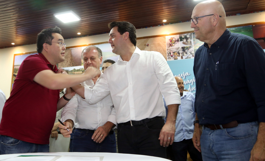 O governador Carlos Massa Ratinho Junior assinou nesta terça-feira (14), em Sertaneja, no Norte Pioneiro, autorizações de licitações e homologações para 15 municípios. Foram autorizados recapeamentos de ruas, aquisições de novos veículos, equipamentos rodoviários e mobiliário para prédios públicos. O secretário estadual do Desenvolvimento Urbano e de Obras Públicas, João Carlos Ortega, também assinou os documentos.Foto Gilson Abreu