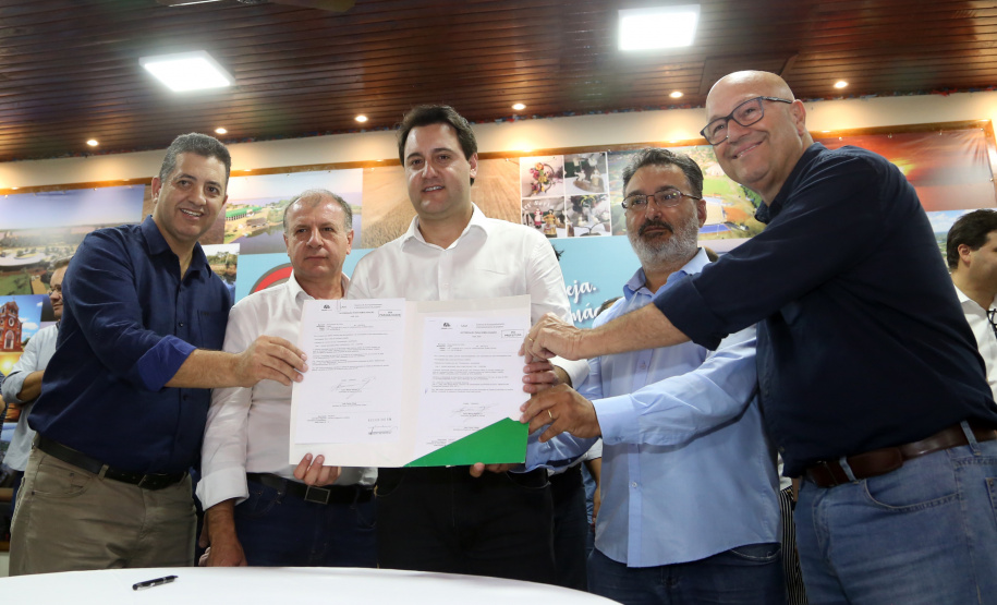 O governador Carlos Massa Ratinho Junior assinou nesta terça-feira (14), em Sertaneja, no Norte Pioneiro, autorizações de licitações e homologações para 15 municípios. Foram autorizados recapeamentos de ruas, aquisições de novos veículos, equipamentos rodoviários e mobiliário para prédios públicos. O secretário estadual do Desenvolvimento Urbano e de Obras Públicas, João Carlos Ortega, também assinou os documentos.Foto Gilson Abreu