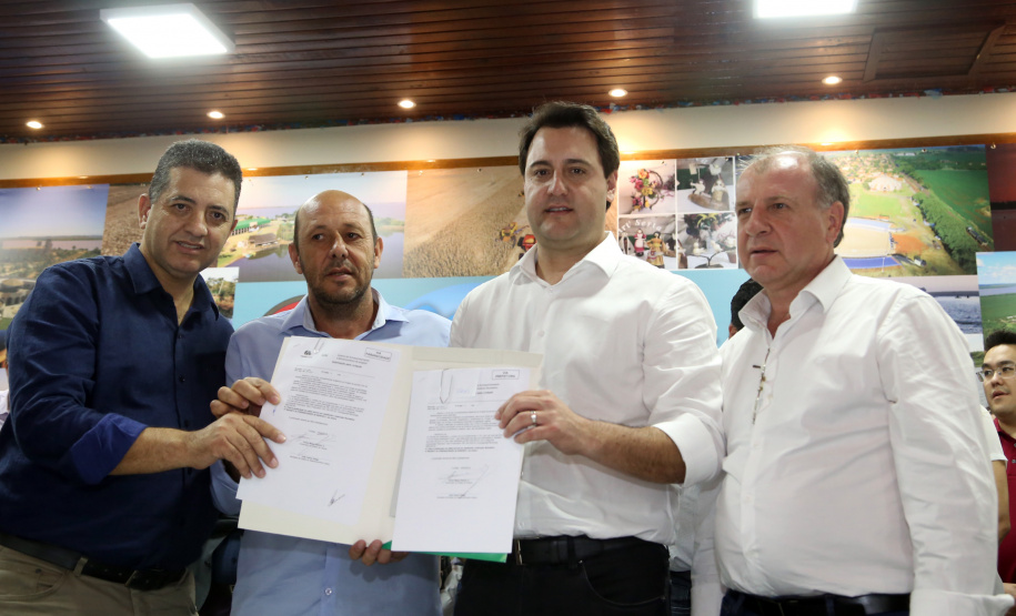 O governador Carlos Massa Ratinho Junior assinou nesta terça-feira (14), em Sertaneja, no Norte Pioneiro, autorizações de licitações e homologações para 15 municípios. Foram autorizados recapeamentos de ruas, aquisições de novos veículos, equipamentos rodoviários e mobiliário para prédios públicos. O secretário estadual do Desenvolvimento Urbano e de Obras Públicas, João Carlos Ortega, também assinou os documentos.Foto Gilson Abreu