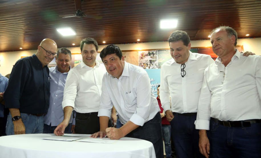 O governador Carlos Massa Ratinho Junior assinou nesta terça-feira (14), em Sertaneja, no Norte Pioneiro, autorizações de licitações e homologações para 15 municípios. Foram autorizados recapeamentos de ruas, aquisições de novos veículos, equipamentos rodoviários e mobiliário para prédios públicos. O secretário estadual do Desenvolvimento Urbano e de Obras Públicas, João Carlos Ortega, também assinou os documentos.Foto Gilson Abreu