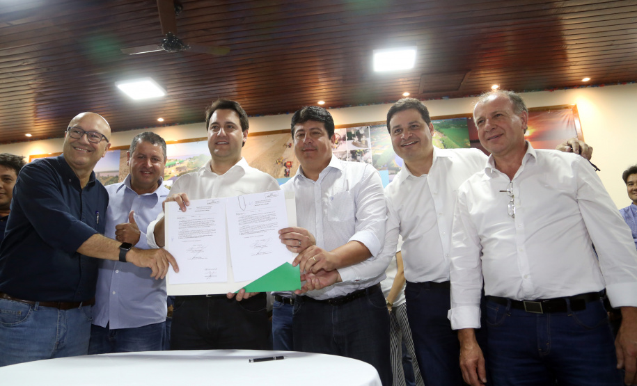 O governador Carlos Massa Ratinho Junior assinou nesta terça-feira (14), em Sertaneja, no Norte Pioneiro, autorizações de licitações e homologações para 15 municípios. Foram autorizados recapeamentos de ruas, aquisições de novos veículos, equipamentos rodoviários e mobiliário para prédios públicos. O secretário estadual do Desenvolvimento Urbano e de Obras Públicas, João Carlos Ortega, também assinou os documentos.Foto Gilson Abreu