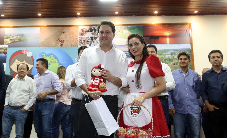 O governador Carlos Massa Ratinho Junior assinou nesta terça-feira (14), em Sertaneja, no Norte Pioneiro, autorizações de licitações e homologações para 15 municípios. Foram autorizados recapeamentos de ruas, aquisições de novos veículos, equipamentos rodoviários e mobiliário para prédios públicos. O secretário estadual do Desenvolvimento Urbano e de Obras Públicas, João Carlos Ortega, também assinou os documentos.Foto Gilson Abreu