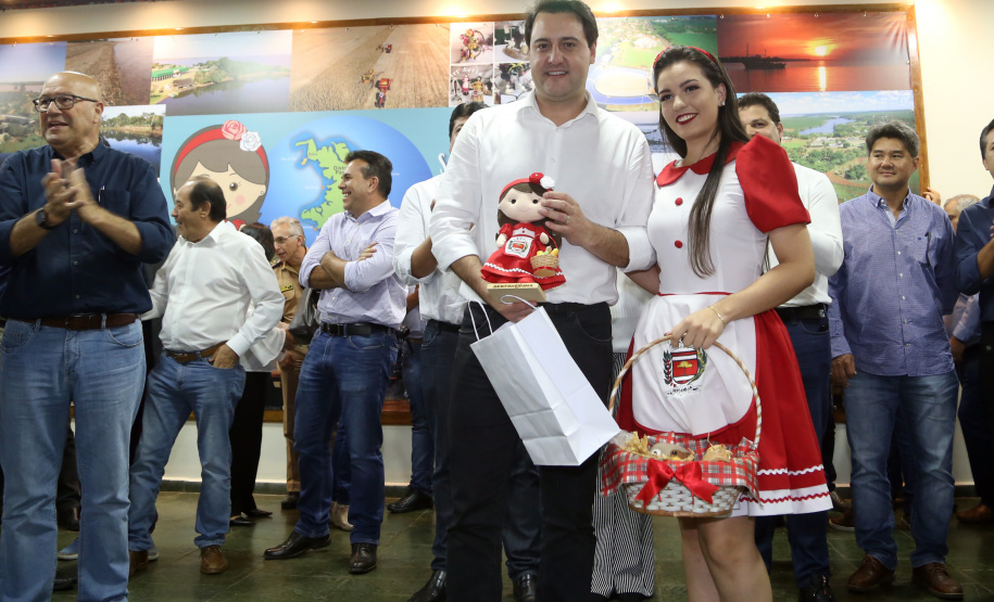 O governador Carlos Massa Ratinho Junior assinou nesta terça-feira (14), em Sertaneja, no Norte Pioneiro, autorizações de licitações e homologações para 15 municípios. Foram autorizados recapeamentos de ruas, aquisições de novos veículos, equipamentos rodoviários e mobiliário para prédios públicos. O secretário estadual do Desenvolvimento Urbano e de Obras Públicas, João Carlos Ortega, também assinou os documentos.Foto Gilson Abreu