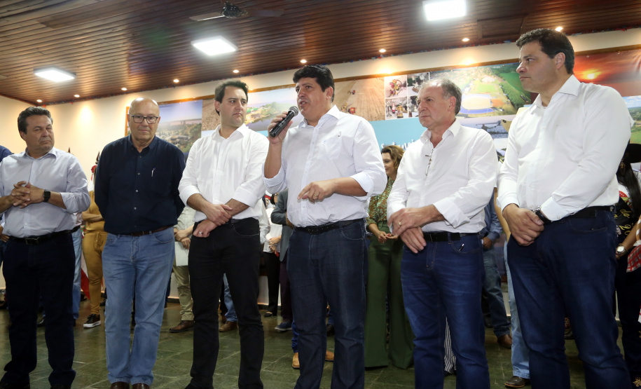 O governador Carlos Massa Ratinho Junior assinou nesta terça-feira (14), em Sertaneja, no Norte Pioneiro, autorizações de licitações e homologações para 15 municípios. Foram autorizados recapeamentos de ruas, aquisições de novos veículos, equipamentos rodoviários e mobiliário para prédios públicos. O secretário estadual do Desenvolvimento Urbano e de Obras Públicas, João Carlos Ortega, também assinou os documentos.Foto Gilson Abreu