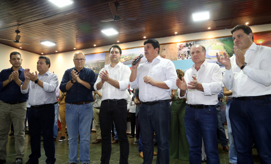 O governador Carlos Massa Ratinho Junior assinou nesta terça-feira (14), em Sertaneja, no Norte Pioneiro, autorizações de licitações e homologações para 15 municípios. Foram autorizados recapeamentos de ruas, aquisições de novos veículos, equipamentos rodoviários e mobiliário para prédios públicos. O secretário estadual do Desenvolvimento Urbano e de Obras Públicas, João Carlos Ortega, também assinou os documentos.Foto Gilson Abreu