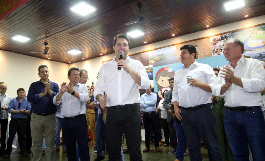 O governador Carlos Massa Ratinho Junior assinou nesta terça-feira (14), em Sertaneja, no Norte Pioneiro, autorizações de licitações e homologações para 15 municípios. Foram autorizados recapeamentos de ruas, aquisições de novos veículos, equipamentos rodoviários e mobiliário para prédios públicos. O secretário estadual do Desenvolvimento Urbano e de Obras Públicas, João Carlos Ortega, também assinou os documentos.Foto Gilson Abreu