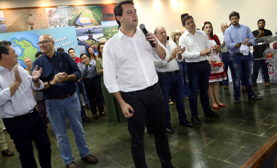 O governador Carlos Massa Ratinho Junior assinou nesta terça-feira (14), em Sertaneja, no Norte Pioneiro, autorizações de licitações e homologações para 15 municípios. Foram autorizados recapeamentos de ruas, aquisições de novos veículos, equipamentos rodoviários e mobiliário para prédios públicos. O secretário estadual do Desenvolvimento Urbano e de Obras Públicas, João Carlos Ortega, também assinou os documentos.Foto Gilson Abreu