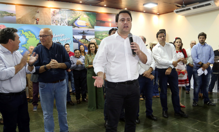 O governador Carlos Massa Ratinho Junior assinou nesta terça-feira (14), em Sertaneja, no Norte Pioneiro, autorizações de licitações e homologações para 15 municípios. Foram autorizados recapeamentos de ruas, aquisições de novos veículos, equipamentos rodoviários e mobiliário para prédios públicos. O secretário estadual do Desenvolvimento Urbano e de Obras Públicas, João Carlos Ortega, também assinou os documentos.Foto Gilson Abreu
