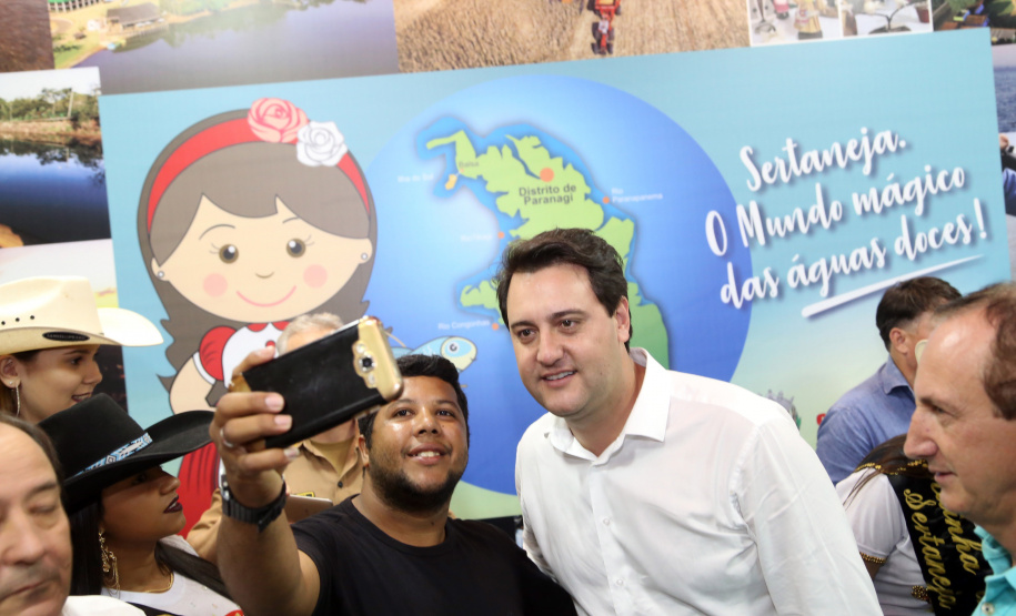 O governador Carlos Massa Ratinho Junior assinou nesta terça-feira (14), em Sertaneja, no Norte Pioneiro, autorizações de licitações e homologações para 15 municípios. Foram autorizados recapeamentos de ruas, aquisições de novos veículos, equipamentos rodoviários e mobiliário para prédios públicos. O secretário estadual do Desenvolvimento Urbano e de Obras Públicas, João Carlos Ortega, também assinou os documentos.Foto Gilson Abreu