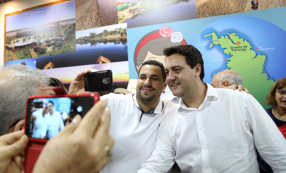 O governador Carlos Massa Ratinho Junior assinou nesta terça-feira (14), em Sertaneja, no Norte Pioneiro, autorizações de licitações e homologações para 15 municípios. Foram autorizados recapeamentos de ruas, aquisições de novos veículos, equipamentos rodoviários e mobiliário para prédios públicos. O secretário estadual do Desenvolvimento Urbano e de Obras Públicas, João Carlos Ortega, também assinou os documentos.Foto Gilson Abreu