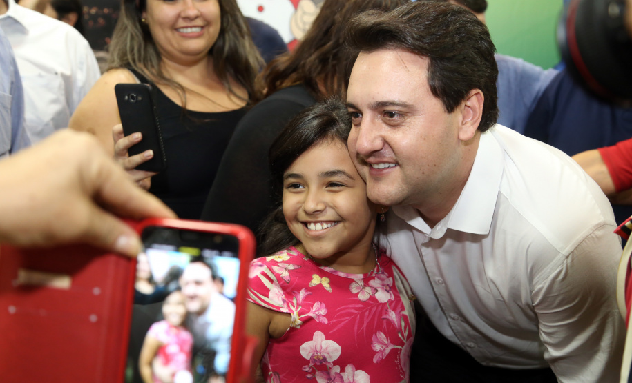 O governador Carlos Massa Ratinho Junior assinou nesta terça-feira (14), em Sertaneja, no Norte Pioneiro, autorizações de licitações e homologações para 15 municípios. Foram autorizados recapeamentos de ruas, aquisições de novos veículos, equipamentos rodoviários e mobiliário para prédios públicos. O secretário estadual do Desenvolvimento Urbano e de Obras Públicas, João Carlos Ortega, também assinou os documentos.Foto Gilson Abreu
