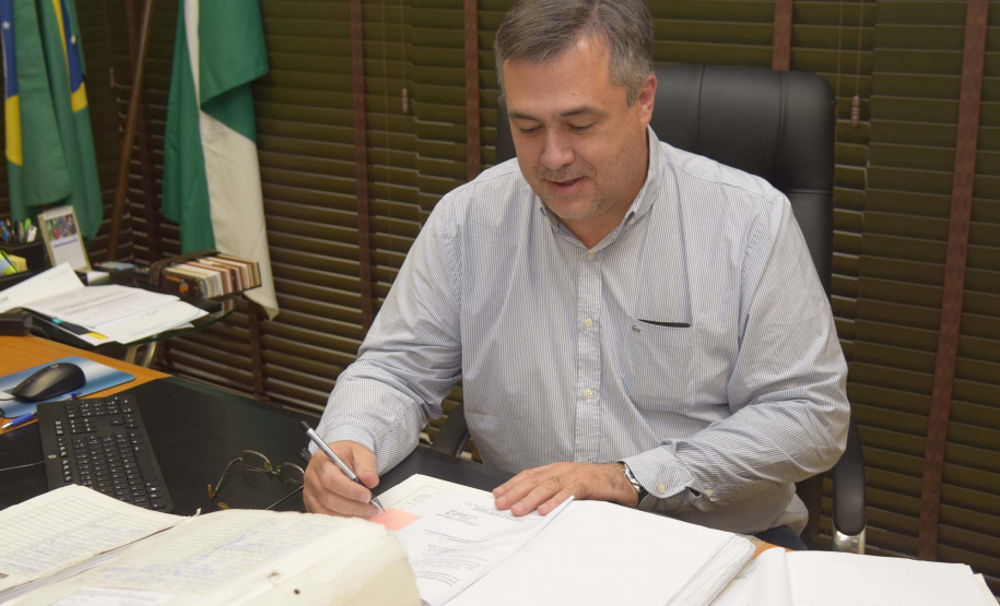 secretário da Saúde do Paraná, Beto Preto, assinou nesta terça-feira repasse mensal do recurso de custeio para o desenvolvimento de ações e serviços de saúde que beneficiarão 391 municípios.

 Foto: Antonio Américo/SESA