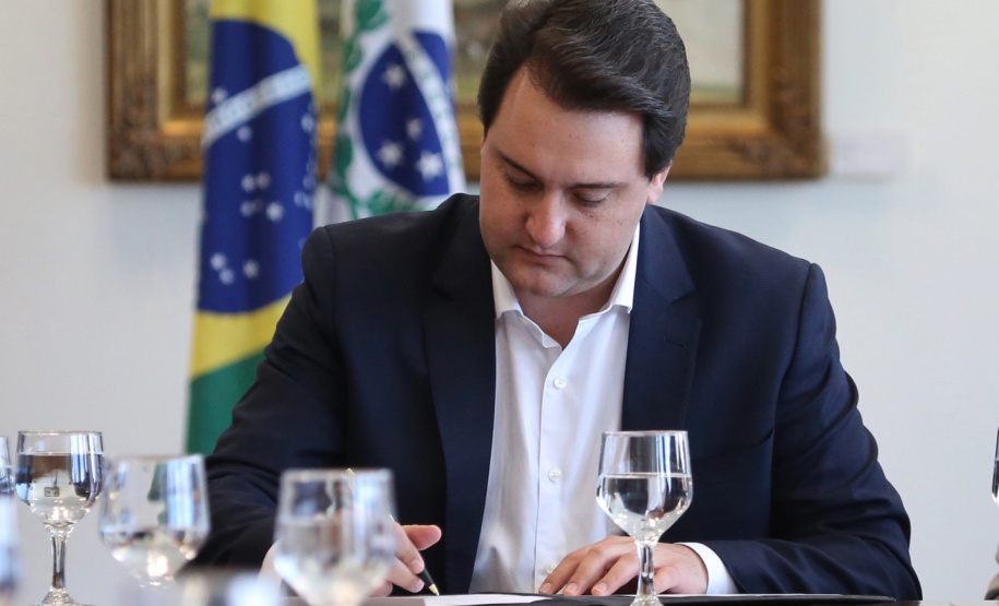 A Assembleia Legislativa do Paraná aprovou por unanimidade (44 votos), em sessão nesta quarta-feira (15), a Proposta de Emenda à Constituição (PEC) que põe fim à aposentadoria vitalícia de ex-governadores. A medida foi apresentada pelo governador Carlos Massa Ratinho Júnior no início do ano e pedia a revogação do parágrafo quinto do artigo 85 da Constituição do Paraná. Foto: José Fernando Ogura/ANPr