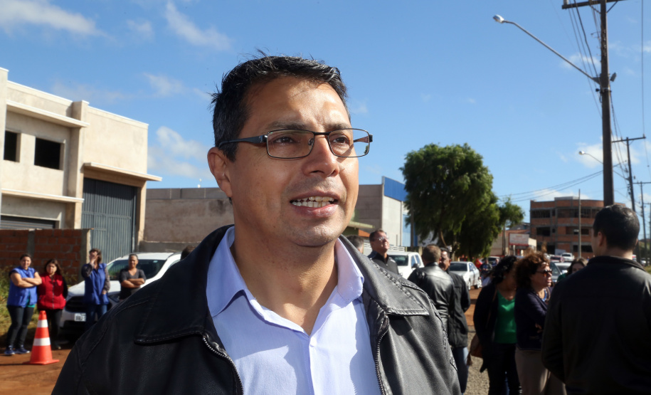 Eloi de Souza, presidente da Associação de Moradores do Jardim Interlagos, contou que a Rua Cristiano Kussmaul surgiu antes do bairro e nunca foi planejada com rede de esgoto ou pavimentação adequada. “Essa ligação existe há 20 anos, mas sempre foi precária. O número de moradores aumentou muito e agora a reestruturação vai facilitar o ir e vir diário das pessoas e o desenvolvimento industrial de Apucarana”, concluiu. Foto: Gilson Abreu/ANPr