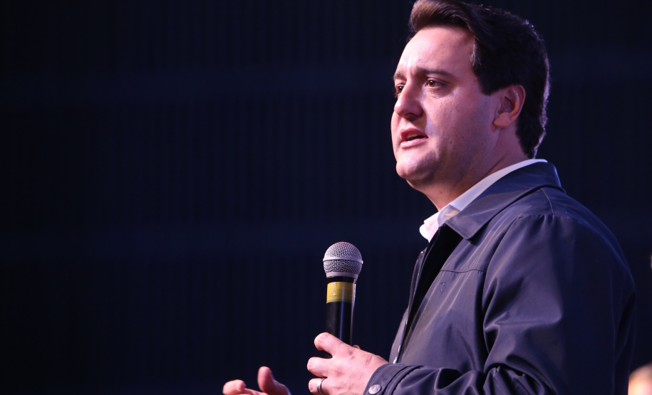 Governador Carlos Massa Ratinho Junior  assina autorizações de licitação e homologação para obras e compras de veículos e equipamentos para Campo Mourão e mais 11 municípios do Noroeste: Araruna, Cianorte, Cruzeiro do Oeste, Goioerê, Janiópolis, Moreira Sales, Nova Cantu, Peabiru, Roncador, Terra Boa e Tuneiras do Oeste. Foto: José Fernando Ogura/ANPr