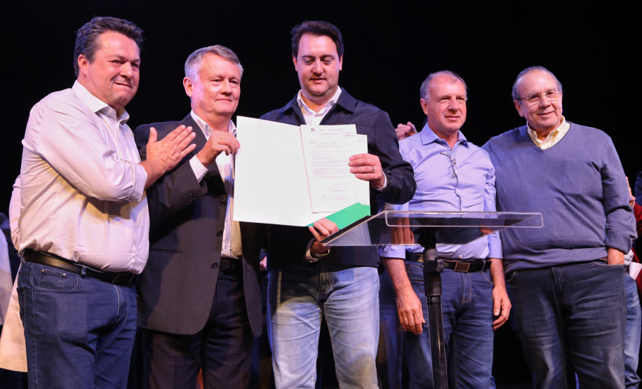 Governador Carlos Massa Ratinho Junior  assina autorizações de licitação e homologação para obras e compras de veículos e equipamentos para Campo Mourão e mais 11 municípios do Noroeste: Araruna, Cianorte, Cruzeiro do Oeste, Goioerê, Janiópolis, Moreira Sales, Nova Cantu, Peabiru, Roncador, Terra Boa e Tuneiras do Oeste. Foto: José Fernando Ogura/ANPr