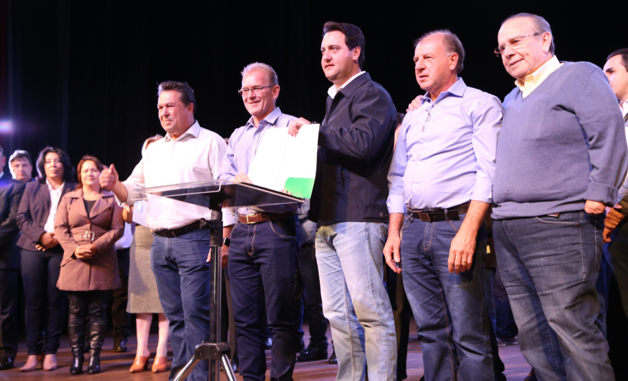 Governador Carlos Massa Ratinho Junior  assina autorizações de licitação e homologação para obras e compras de veículos e equipamentos para Campo Mourão e mais 11 municípios do Noroeste: Araruna, Cianorte, Cruzeiro do Oeste, Goioerê, Janiópolis, Moreira Sales, Nova Cantu, Peabiru, Roncador, Terra Boa e Tuneiras do Oeste. Foto: José Fernando Ogura/ANPr