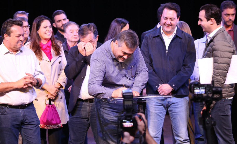 Governador Carlos Massa Ratinho Junior  assina autorizações de licitação e homologação para obras e compras de veículos e equipamentos para Campo Mourão e mais 11 municípios do Noroeste: Araruna, Cianorte, Cruzeiro do Oeste, Goioerê, Janiópolis, Moreira Sales, Nova Cantu, Peabiru, Roncador, Terra Boa e Tuneiras do Oeste. Foto: José Fernando Ogura/ANPr