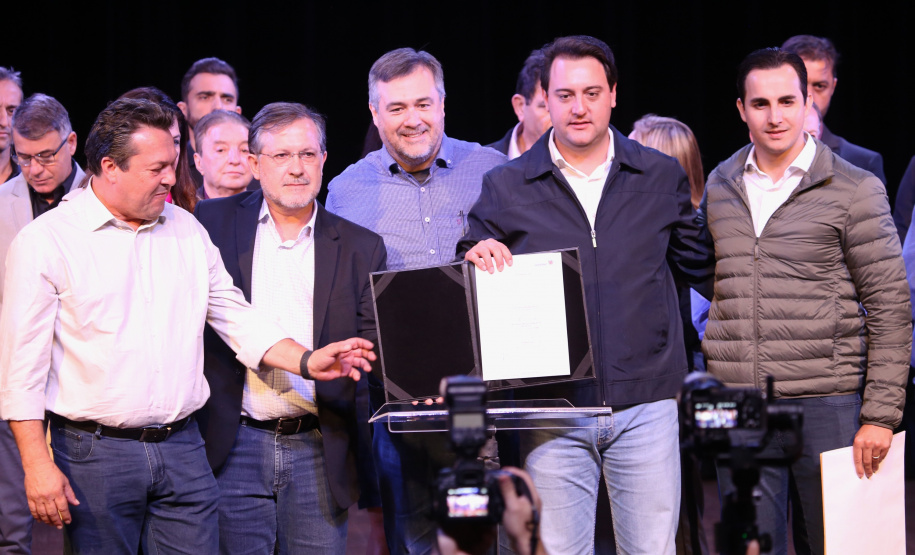 Governador Carlos Massa Ratinho Junior  assina autorizações de licitação e homologação para obras e compras de veículos e equipamentos para Campo Mourão e mais 11 municípios do Noroeste: Araruna, Cianorte, Cruzeiro do Oeste, Goioerê, Janiópolis, Moreira Sales, Nova Cantu, Peabiru, Roncador, Terra Boa e Tuneiras do Oeste. Foto: José Fernando Ogura/ANPr