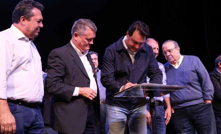 Governador Carlos Massa Ratinho Junior  assina autorizações de licitação e homologação para obras e compras de veículos e equipamentos para Campo Mourão e mais 11 municípios do Noroeste: Araruna, Cianorte, Cruzeiro do Oeste, Goioerê, Janiópolis, Moreira Sales, Nova Cantu, Peabiru, Roncador, Terra Boa e Tuneiras do Oeste. Foto: José Fernando Ogura/ANPr