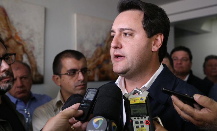 Governador Carlos Massa Ratinho Junior  assina autorizações de licitação e homologação para obras e compras de veículos e equipamentos para Campo Mourão e mais 11 municípios do Noroeste: Araruna, Cianorte, Cruzeiro do Oeste, Goioerê, Janiópolis, Moreira Sales, Nova Cantu, Peabiru, Roncador, Terra Boa e Tuneiras do Oeste. Foto: José Fernando Ogura/ANPr