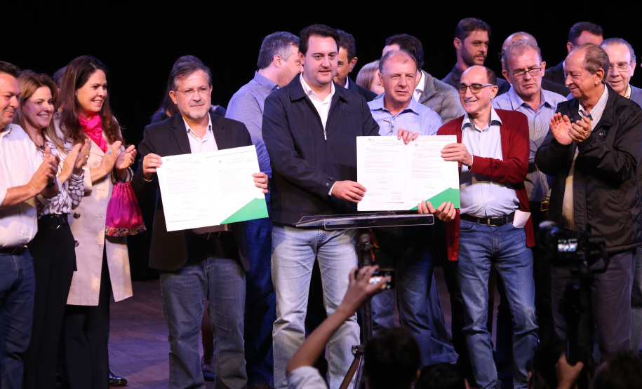 Governador Carlos Massa Ratinho Junior  assina autorizações de licitação e homologação para obras e compras de veículos e equipamentos para Campo Mourão e mais 11 municípios do Noroeste: Araruna, Cianorte, Cruzeiro do Oeste, Goioerê, Janiópolis, Moreira Sales, Nova Cantu, Peabiru, Roncador, Terra Boa e Tuneiras do Oeste. Foto: José Fernando Ogura/ANPr