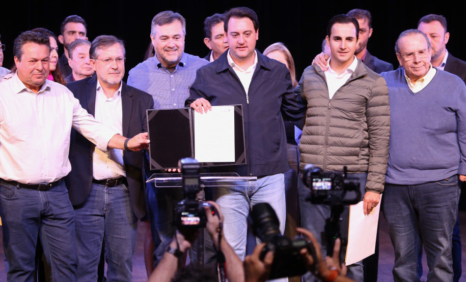 Governador Carlos Massa Ratinho Junior  assina autorizações de licitação e homologação para obras e compras de veículos e equipamentos para Campo Mourão e mais 11 municípios do Noroeste: Araruna, Cianorte, Cruzeiro do Oeste, Goioerê, Janiópolis, Moreira Sales, Nova Cantu, Peabiru, Roncador, Terra Boa e Tuneiras do Oeste. Foto: José Fernando Ogura/ANPr