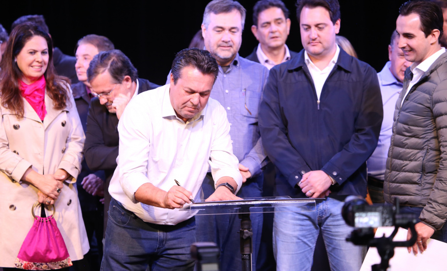 Governador Carlos Massa Ratinho Junior  assina autorizações de licitação e homologação para obras e compras de veículos e equipamentos para Campo Mourão e mais 11 municípios do Noroeste: Araruna, Cianorte, Cruzeiro do Oeste, Goioerê, Janiópolis, Moreira Sales, Nova Cantu, Peabiru, Roncador, Terra Boa e Tuneiras do Oeste. Foto: José Fernando Ogura/ANPr