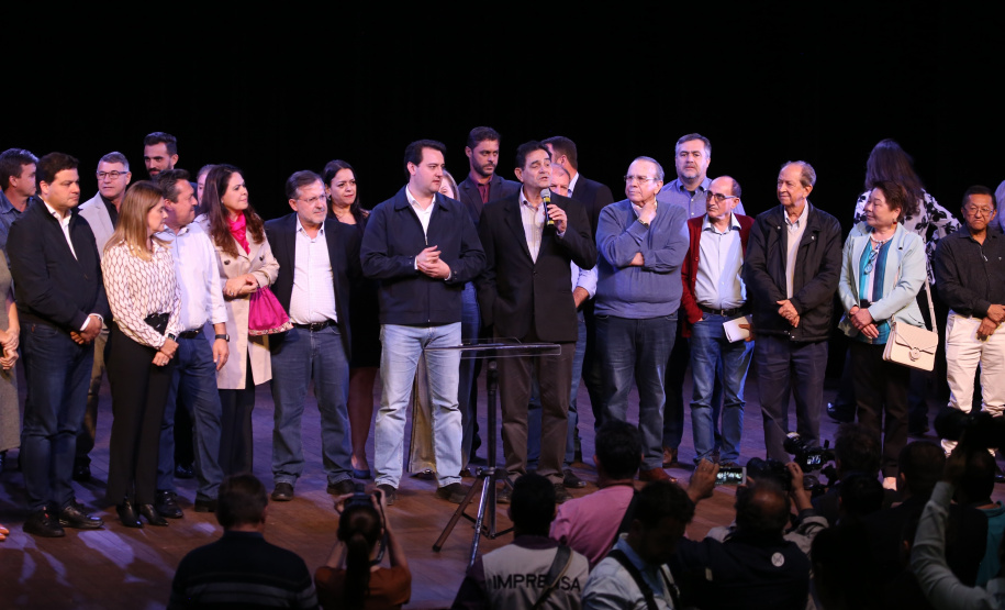 Governador Carlos Massa Ratinho Junior  assina autorizações de licitação e homologação para obras e compras de veículos e equipamentos para Campo Mourão e mais 11 municípios do Noroeste: Araruna, Cianorte, Cruzeiro do Oeste, Goioerê, Janiópolis, Moreira Sales, Nova Cantu, Peabiru, Roncador, Terra Boa e Tuneiras do Oeste. Foto: José Fernando Ogura/ANPr