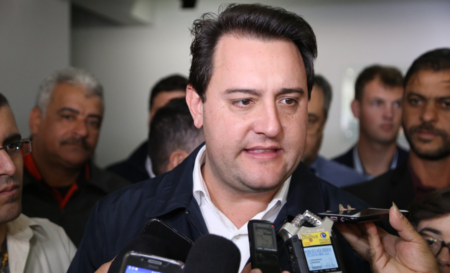 Governador Carlos Massa Ratinho Junior  assina autorizações de licitação e homologação para obras e compras de veículos e equipamentos para Campo Mourão e mais 11 municípios do Noroeste: Araruna, Cianorte, Cruzeiro do Oeste, Goioerê, Janiópolis, Moreira Sales, Nova Cantu, Peabiru, Roncador, Terra Boa e Tuneiras do Oeste. Foto: José Fernando Ogura/ANPr