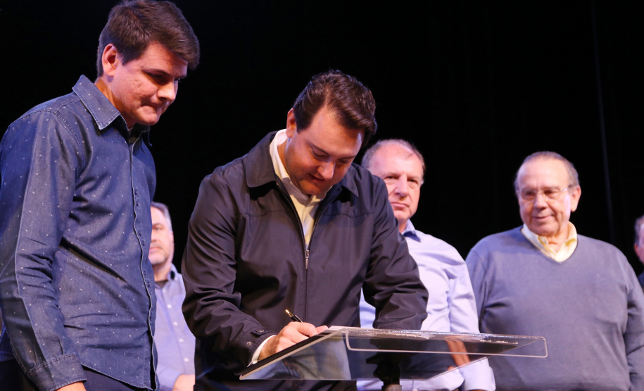 Governador Carlos Massa Ratinho Junior  assina autorizações de licitação e homologação para obras e compras de veículos e equipamentos para Campo Mourão e mais 11 municípios do Noroeste: Araruna, Cianorte, Cruzeiro do Oeste, Goioerê, Janiópolis, Moreira Sales, Nova Cantu, Peabiru, Roncador, Terra Boa e Tuneiras do Oeste. Foto: José Fernando Ogura/ANPr