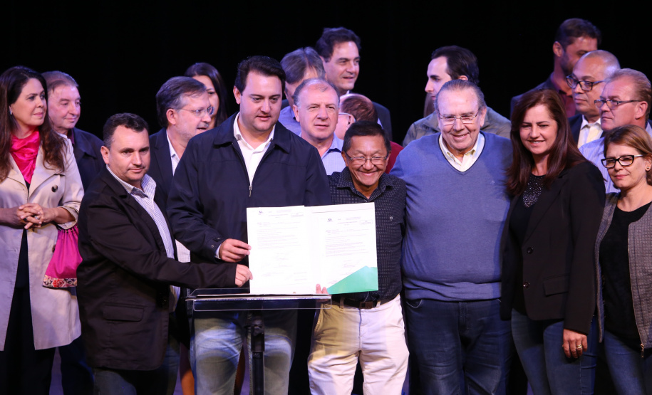 Governador Carlos Massa Ratinho Junior  assina autorizações de licitação e homologação para obras e compras de veículos e equipamentos para Campo Mourão e mais 11 municípios do Noroeste: Araruna, Cianorte, Cruzeiro do Oeste, Goioerê, Janiópolis, Moreira Sales, Nova Cantu, Peabiru, Roncador, Terra Boa e Tuneiras do Oeste. Foto: José Fernando Ogura/ANPr