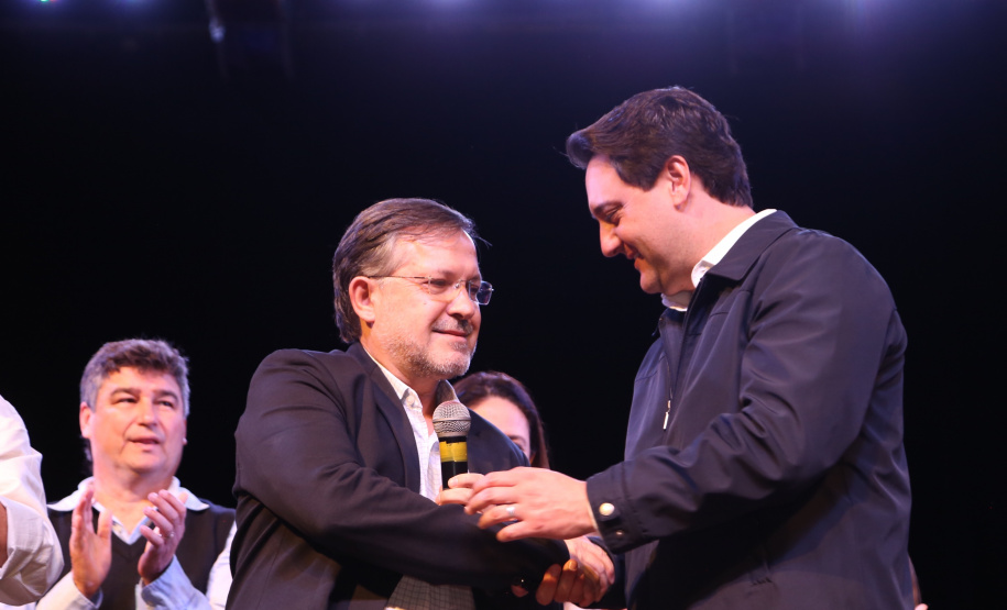 Governador Carlos Massa Ratinho Junior  assina autorizações de licitação e homologação para obras e compras de veículos e equipamentos para Campo Mourão e mais 11 municípios do Noroeste: Araruna, Cianorte, Cruzeiro do Oeste, Goioerê, Janiópolis, Moreira Sales, Nova Cantu, Peabiru, Roncador, Terra Boa e Tuneiras do Oeste. Foto: José Fernando Ogura/ANPr