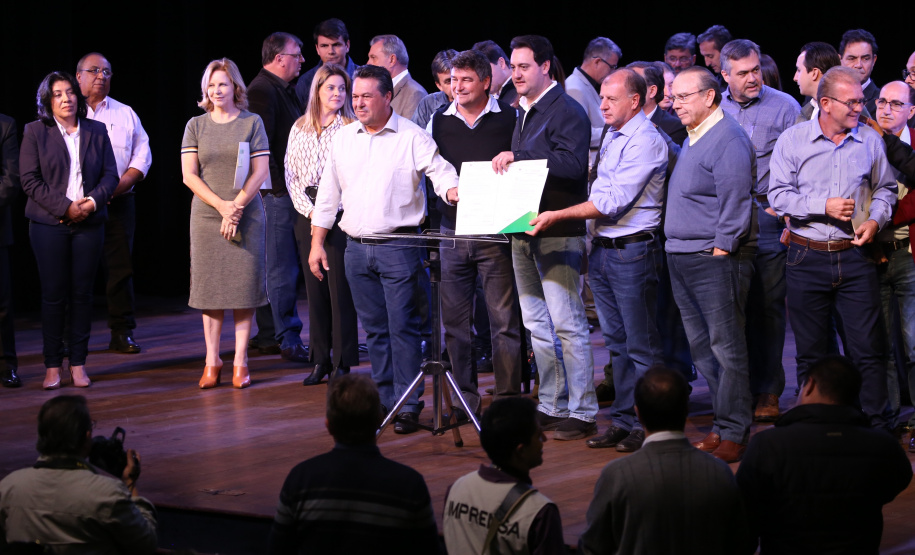 Governador Carlos Massa Ratinho Junior  assina autorizações de licitação e homologação para obras e compras de veículos e equipamentos para Campo Mourão e mais 11 municípios do Noroeste: Araruna, Cianorte, Cruzeiro do Oeste, Goioerê, Janiópolis, Moreira Sales, Nova Cantu, Peabiru, Roncador, Terra Boa e Tuneiras do Oeste. Foto: José Fernando Ogura/ANPr