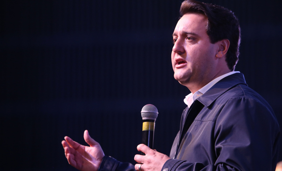 Governador Carlos Massa Ratinho Junior  assina autorizações de licitação e homologação para obras e compras de veículos e equipamentos para Campo Mourão e mais 11 municípios do Noroeste: Araruna, Cianorte, Cruzeiro do Oeste, Goioerê, Janiópolis, Moreira Sales, Nova Cantu, Peabiru, Roncador, Terra Boa e Tuneiras do Oeste. Foto: José Fernando Ogura/ANPr