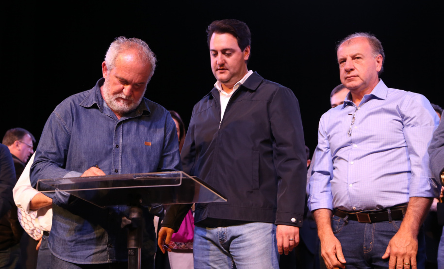 Governador Carlos Massa Ratinho Junior  assina autorizações de licitação e homologação para obras e compras de veículos e equipamentos para Campo Mourão e mais 11 municípios do Noroeste: Araruna, Cianorte, Cruzeiro do Oeste, Goioerê, Janiópolis, Moreira Sales, Nova Cantu, Peabiru, Roncador, Terra Boa e Tuneiras do Oeste. Foto: José Fernando Ogura/ANPr