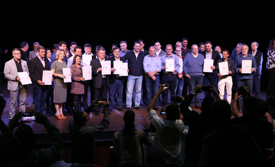 Governador Carlos Massa Ratinho Junior  assina autorizações de licitação e homologação para obras e compras de veículos e equipamentos para Campo Mourão e mais 11 municípios do Noroeste: Araruna, Cianorte, Cruzeiro do Oeste, Goioerê, Janiópolis, Moreira Sales, Nova Cantu, Peabiru, Roncador, Terra Boa e Tuneiras do Oeste. Foto: José Fernando Ogura/ANPr