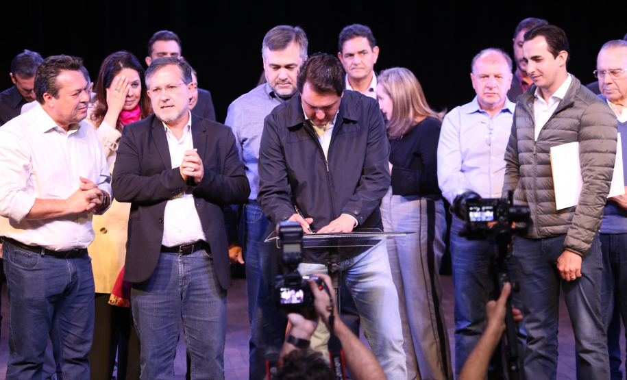 Governador Carlos Massa Ratinho Junior  assina autorizações de licitação e homologação para obras e compras de veículos e equipamentos para Campo Mourão e mais 11 municípios do Noroeste: Araruna, Cianorte, Cruzeiro do Oeste, Goioerê, Janiópolis, Moreira Sales, Nova Cantu, Peabiru, Roncador, Terra Boa e Tuneiras do Oeste. Foto: José Fernando Ogura/ANPr