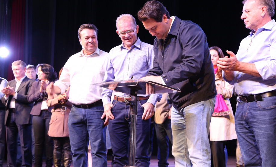 Governador Carlos Massa Ratinho Junior  assina autorizações de licitação e homologação para obras e compras de veículos e equipamentos para Campo Mourão e mais 11 municípios do Noroeste: Araruna, Cianorte, Cruzeiro do Oeste, Goioerê, Janiópolis, Moreira Sales, Nova Cantu, Peabiru, Roncador, Terra Boa e Tuneiras do Oeste. Foto: José Fernando Ogura/ANPr