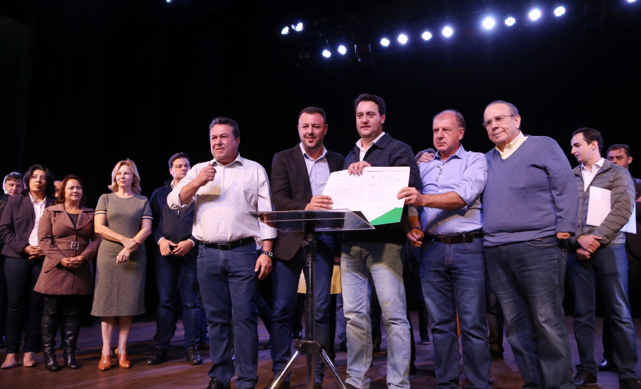 Governador Carlos Massa Ratinho Junior  assina autorizações de licitação e homologação para obras e compras de veículos e equipamentos para Campo Mourão e mais 11 municípios do Noroeste: Araruna, Cianorte, Cruzeiro do Oeste, Goioerê, Janiópolis, Moreira Sales, Nova Cantu, Peabiru, Roncador, Terra Boa e Tuneiras do Oeste. Foto: José Fernando Ogura/ANPr