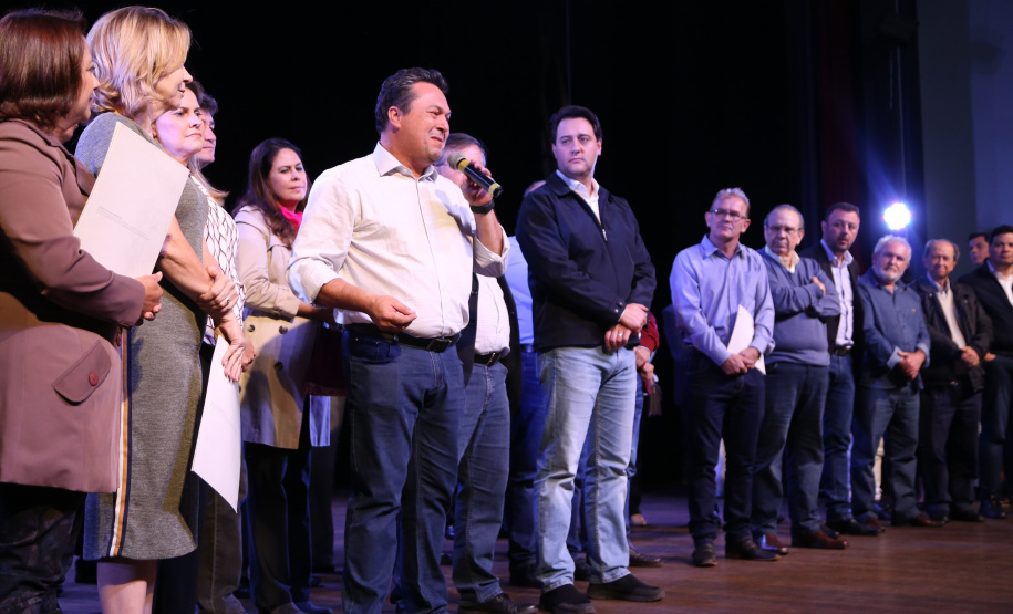 Governador Carlos Massa Ratinho Junior  assina autorizações de licitação e homologação para obras e compras de veículos e equipamentos para Campo Mourão e mais 11 municípios do Noroeste: Araruna, Cianorte, Cruzeiro do Oeste, Goioerê, Janiópolis, Moreira Sales, Nova Cantu, Peabiru, Roncador, Terra Boa e Tuneiras do Oeste. Foto: José Fernando Ogura/ANPr