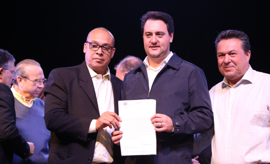 Governador Carlos Massa Ratinho Junior  assina autorizações de licitação e homologação para obras e compras de veículos e equipamentos para Campo Mourão e mais 11 municípios do Noroeste: Araruna, Cianorte, Cruzeiro do Oeste, Goioerê, Janiópolis, Moreira Sales, Nova Cantu, Peabiru, Roncador, Terra Boa e Tuneiras do Oeste. Foto: José Fernando Ogura/ANPr