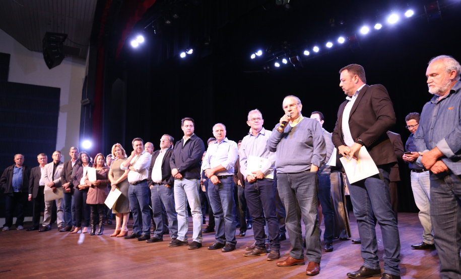 Governador Carlos Massa Ratinho Junior  assina autorizações de licitação e homologação para obras e compras de veículos e equipamentos para Campo Mourão e mais 11 municípios do Noroeste: Araruna, Cianorte, Cruzeiro do Oeste, Goioerê, Janiópolis, Moreira Sales, Nova Cantu, Peabiru, Roncador, Terra Boa e Tuneiras do Oeste. Foto: José Fernando Ogura/ANPr