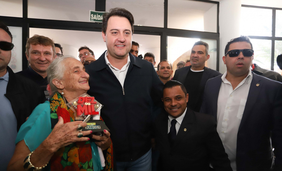 O governador Carlos Massa Ratinho Junior esteve nesta quarta-feira (15) em Campo Mourão e confirmou recursos para obras de infraestrutura urbana e compra de veículos, máquinas e equipamentos para 12 municípios do Noroeste do Paraná. Ele autorizou as licitações e homologações dos projetos da Secretaria de Estado do Desenvolvimento Urbano e Obras Públicas. Os investimentos somam R$ 8 milhões. Foto: Rodrigo Felix Leal/ANPr
