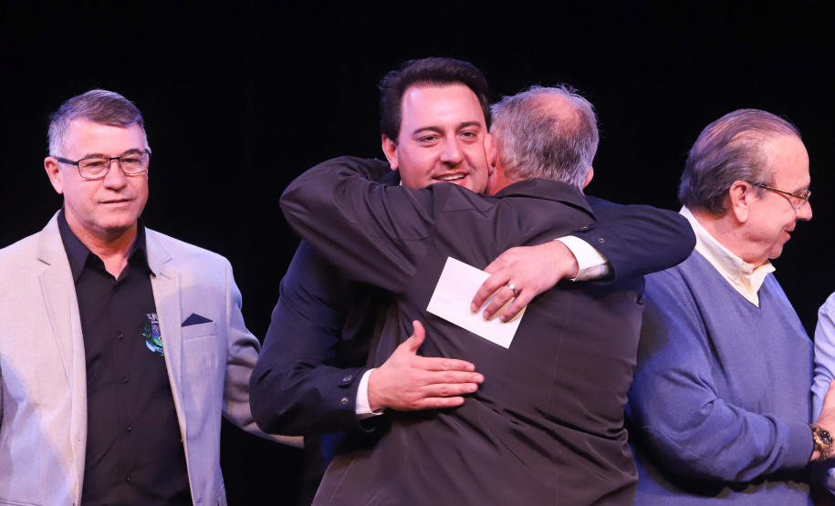 O governador Carlos Massa Ratinho Junior esteve nesta quarta-feira (15) em Campo Mourão e confirmou recursos para obras de infraestrutura urbana e compra de veículos, máquinas e equipamentos para 12 municípios do Noroeste do Paraná. Ele autorizou as licitações e homologações dos projetos da Secretaria de Estado do Desenvolvimento Urbano e Obras Públicas. Os investimentos somam R$ 8 milhões. Foto: Rodrigo Felix Leal/ANPr