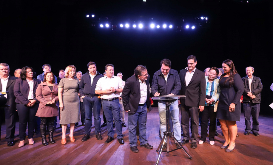 O governador Carlos Massa Ratinho Junior esteve nesta quarta-feira (15) em Campo Mourão e confirmou recursos para obras de infraestrutura urbana e compra de veículos, máquinas e equipamentos para 12 municípios do Noroeste do Paraná. Ele autorizou as licitações e homologações dos projetos da Secretaria de Estado do Desenvolvimento Urbano e Obras Públicas. Os investimentos somam R$ 8 milhões. Foto: Rodrigo Felix Leal/ANPr